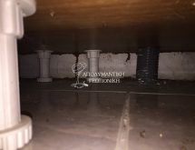 Χωμάτινοι αγωγοί τερμιτών κάτω από ντουλάπια