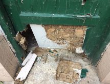 Ζημιά από υπόγειους τερμίτες σε ξύλινη πόρτα