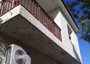 Μαύρα σκουλήκια υγρασίας σε εξωτερικούς τοίχους σπιτιού